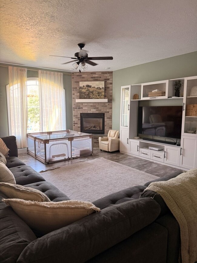Building Photo - 304 Palomino Dr