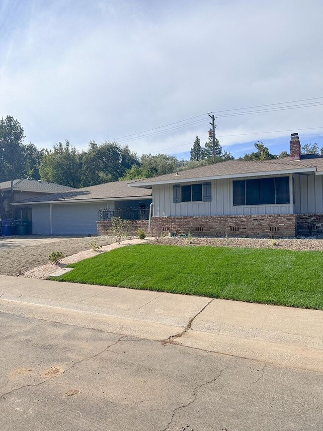 Building Photo - Gorgeous 3 bed 2 bath! (Please read entire ad before showing)
