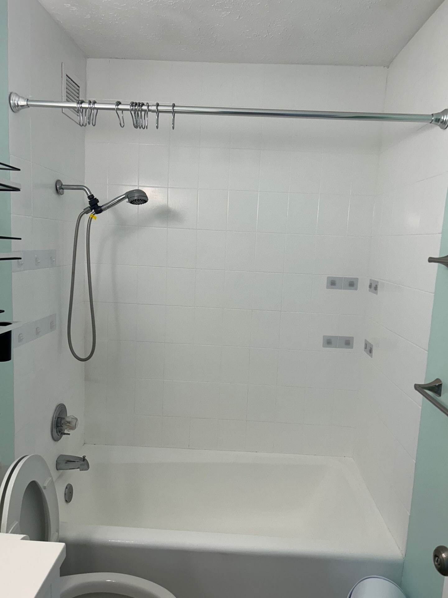 Bath tub - 2121 Ala Wai Blvd
