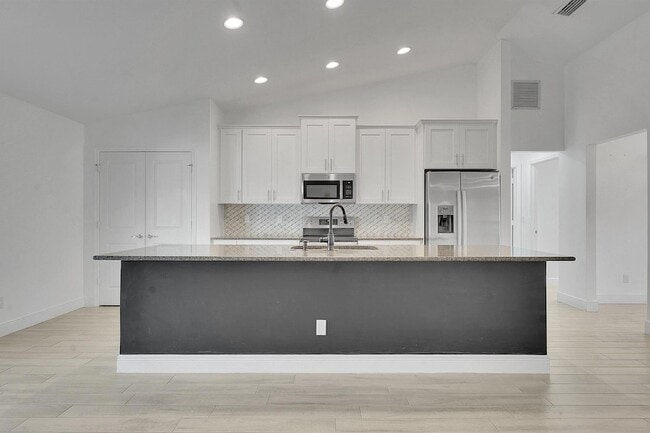 Building Photo - 226 SW Starfish Ave