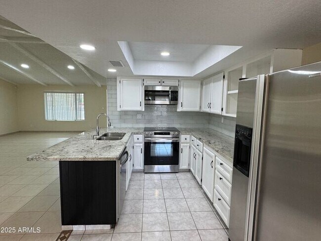 Building Photo - 5502 W Frier Dr