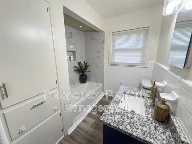 Building Photo - 748 Barrett Ave