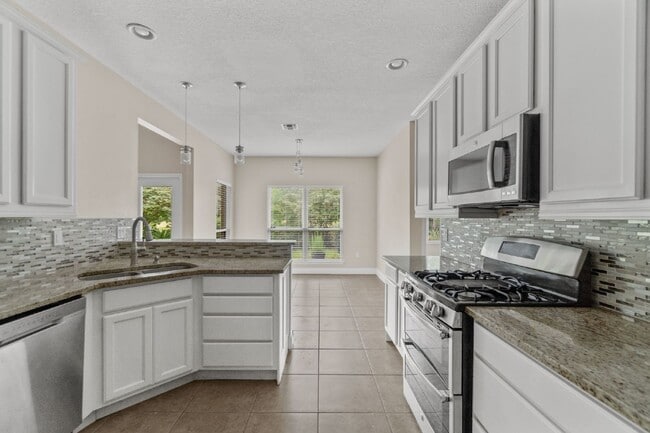 Building Photo - 4301 Hidden Lakes Dr