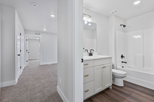 Building Photo - Awesome end unit 3 Bed 2.5 Bath townhome i...