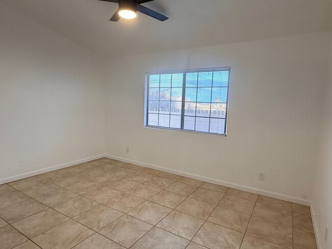 Building Photo - 3+2 with garage