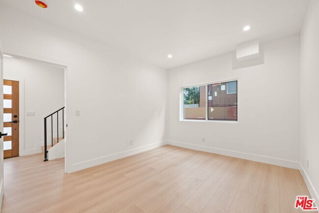 Building Photo - 913 N Hobart Blvd