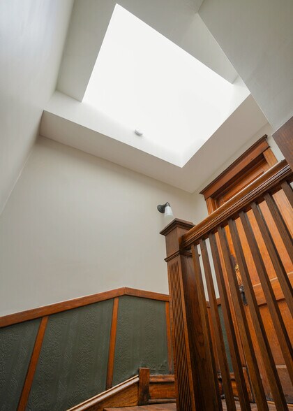 Building Photo - 836 N Maplewood Ave