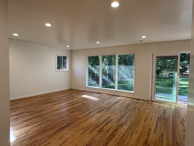Building Photo - 10546 Silver Way