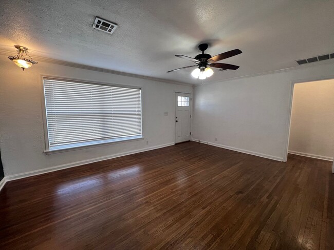 Building Photo - Adorable 2-bedroom 1-bathroom house in Mid...