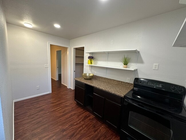 Building Photo - 2-BEDROOM *ALL UTILITIES INCLUDED*