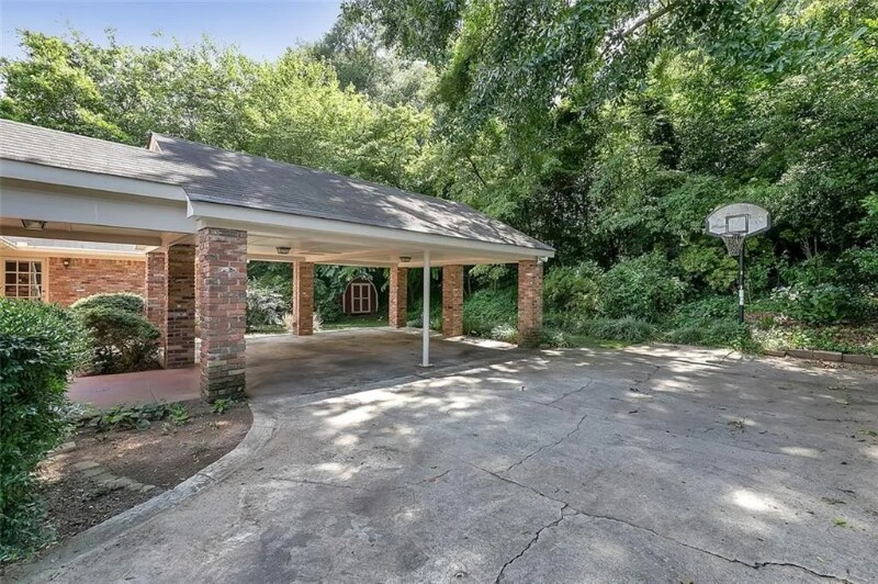 Building Photo - 692 N Superior Ave