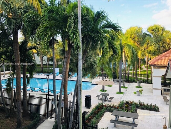 Building Photo - 620 S Park Rd