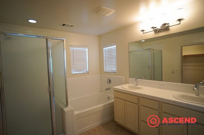 Building Photo - Stunning 4 Bed, 2.5 Bath Home with Pool Access | Southwest Bakersfield