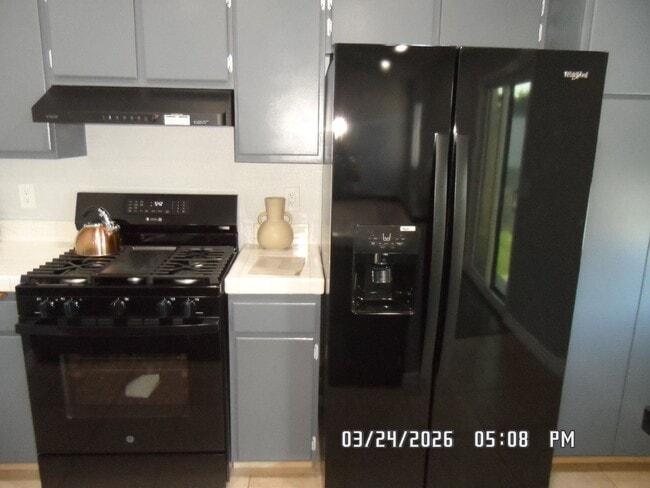 Building Photo - 3 Bedrooms, 2 Bathrooms, approx. 1112 sq. ft., 2 Car Garage, Solar Panels, Internet Included. Cos...