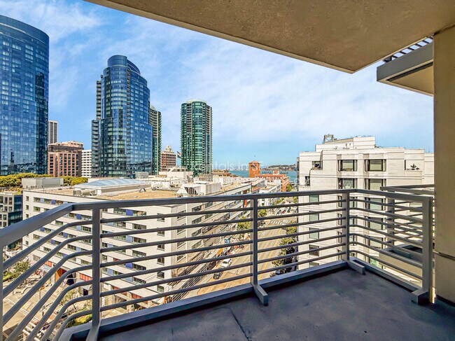 Building Photo - 400 Beale