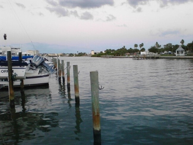 Building Photo - 165 Medallion Blvd