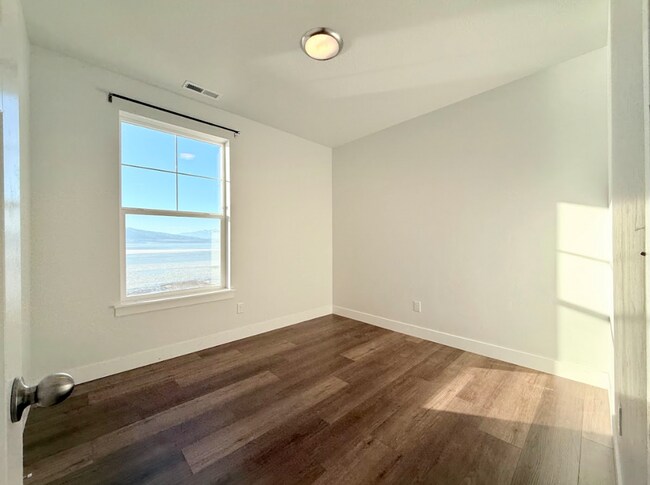 Building Photo - Gorgeous Condo in Vineyard!