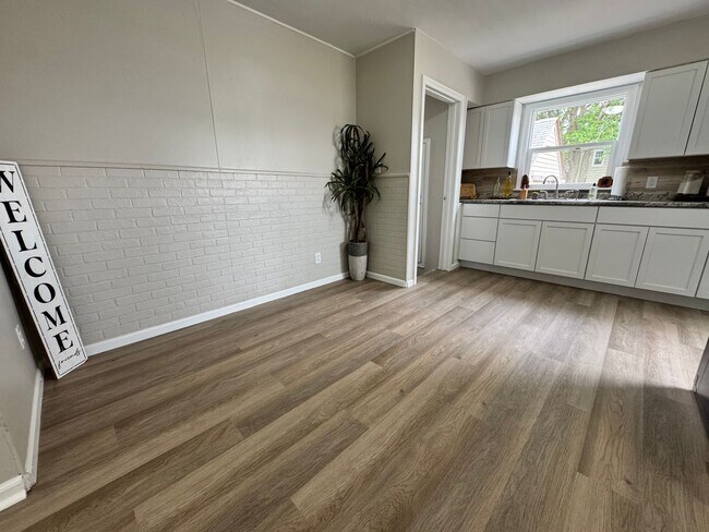 Building Photo - Remodeled 3 bed, 1 bath home for rent in Waterloo