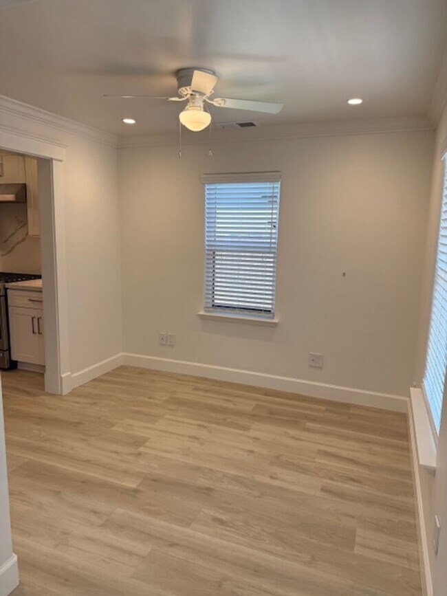 Building Photo - Great 2 bedroom, 1 bathroom house with office/bonus room and Ocean Views near DLI and downtown Mo...