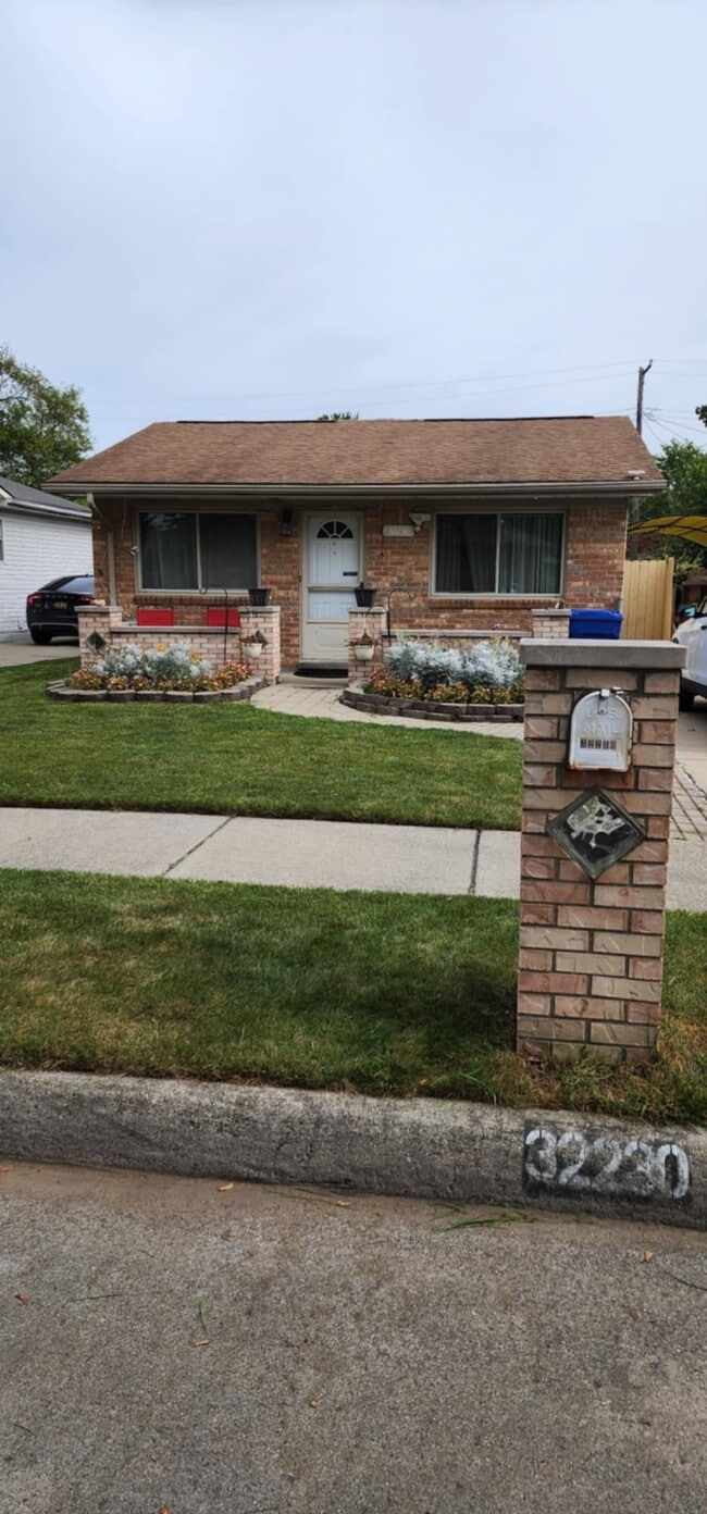 Primary Photo - 32230 Ruehle Ave