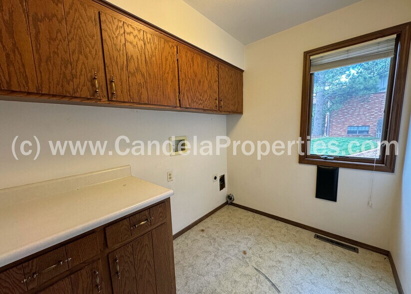 Building Photo - 2970 Shoreham Cir