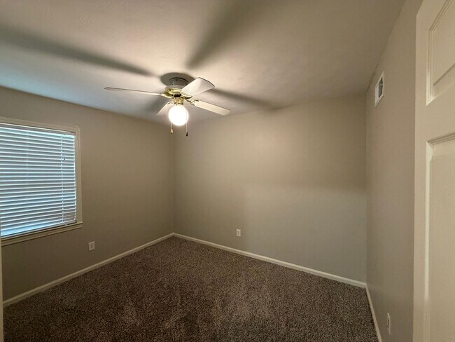 Building Photo - Gorgeous & Spacious Home Now Available