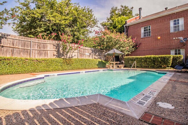 Building Photo - Recently Renovated 1-Bedroom Apartment in Prime Fort Worth Location