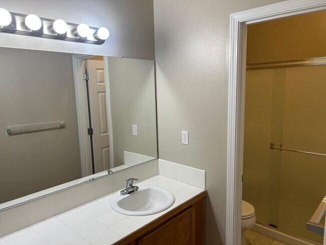 Building Photo - 1146 Elm St NW