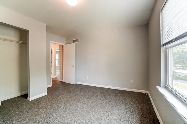 Building Photo - 3704 Willow Run Dr