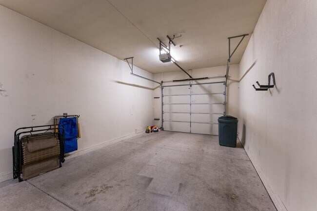 Building Photo - Gated Community 2 Bed/2 Bath Condo Furnished Long term Boat deep garage