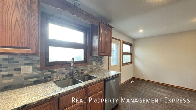 Building Photo - 4 bed 2 bath Newly Remodeled Home with att...