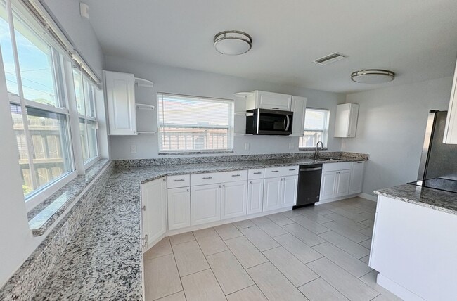Building Photo - 3-Bed, 2-Bath Home with Spacious Fenced Ya...