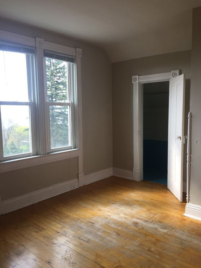 Building Photo - 1217 E 7th St