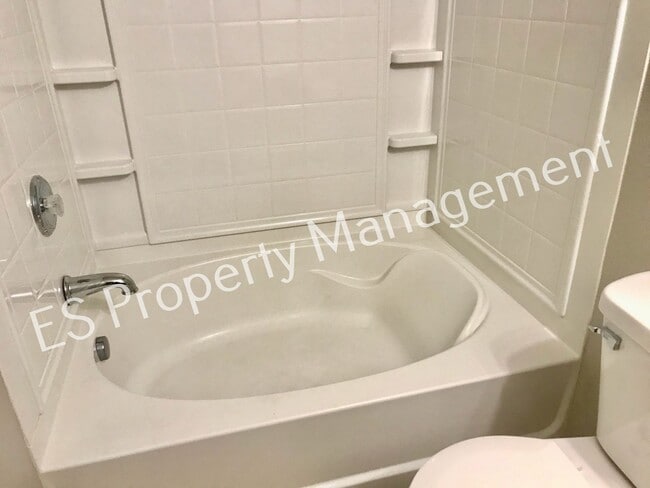 Building Photo - Beautiful 3 Bedroom 2 Bathroom Ranch Style Home in Lawrence!