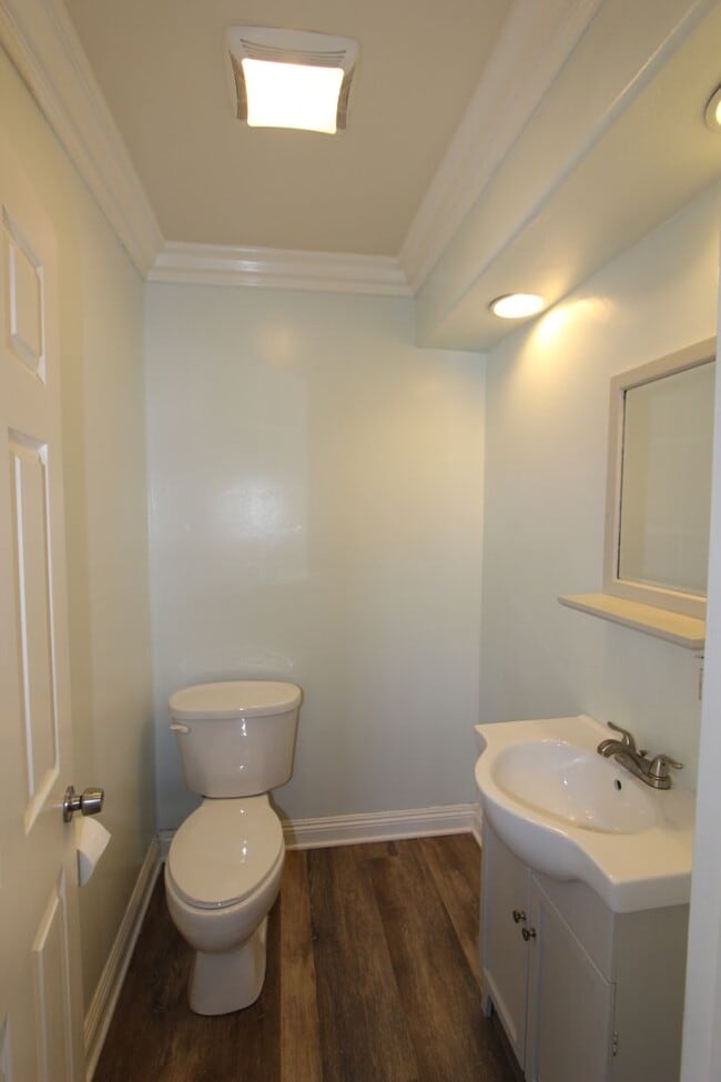 Building Photo - Beautiful 2 bedroom 1.5 bathroom available for rent now