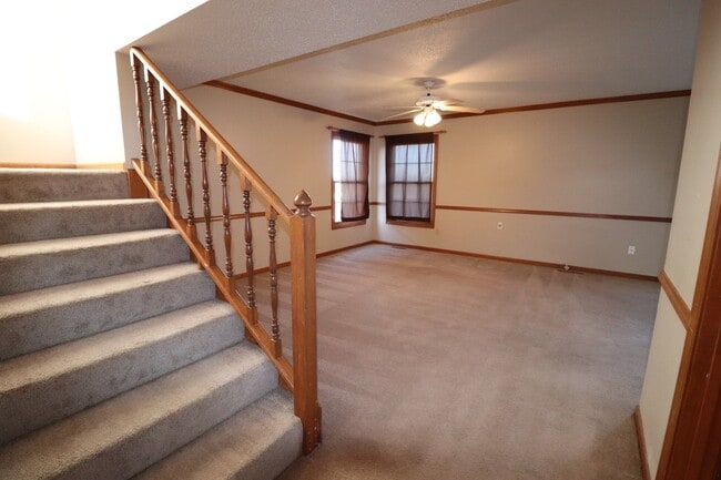 Building Photo - Spacious Townhome