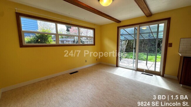 Building Photo - Vibrant 3BD | 1.5BA Home w/ Yard - SE Portland