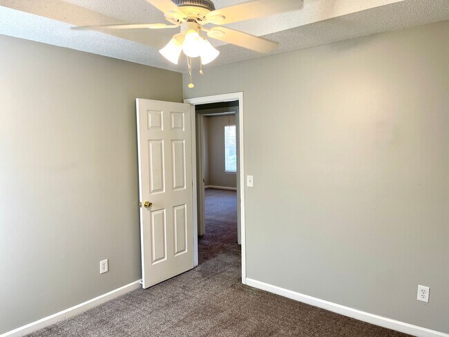 Building Photo - Welcome to this charming 3-bedroom, 2.5-ba...