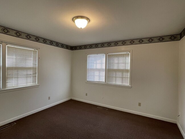 Building Photo - 5 Bedrooms, 2 Bath  House with Attached Garage