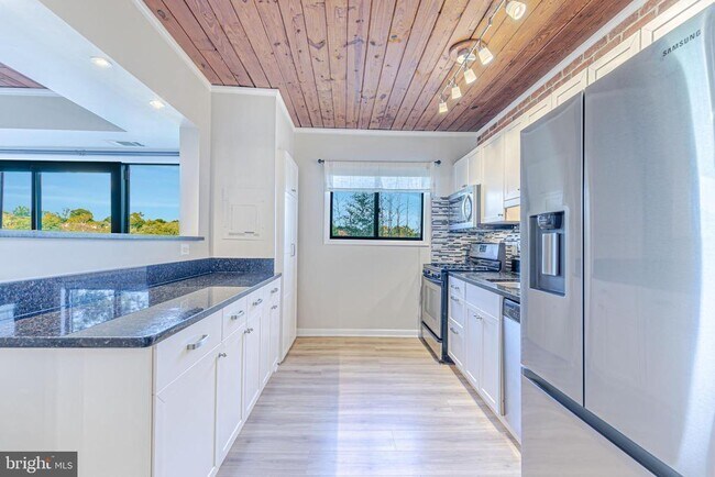 Building Photo - 53 Skyhill Rd