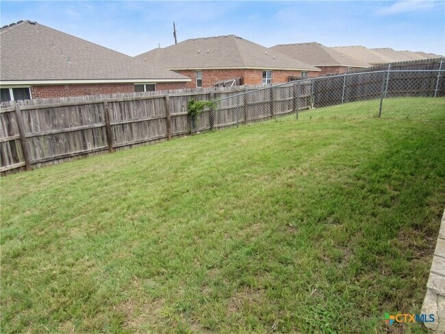 Building Photo - 305 Cedar Ridge Dr