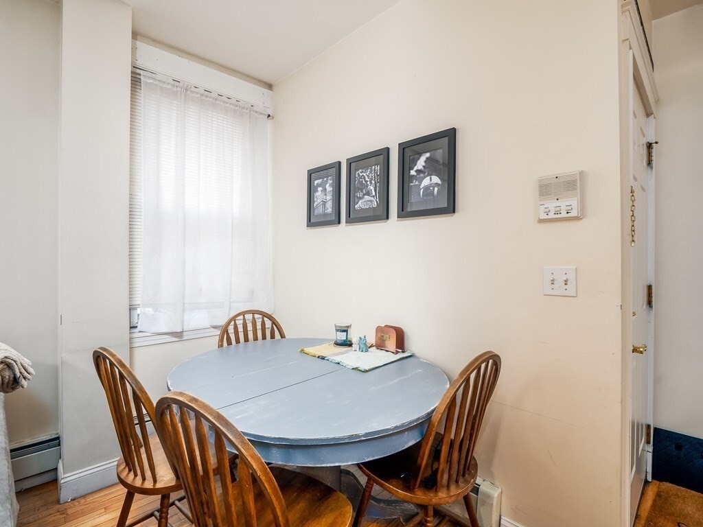 Building Photo - 546 E 8th St