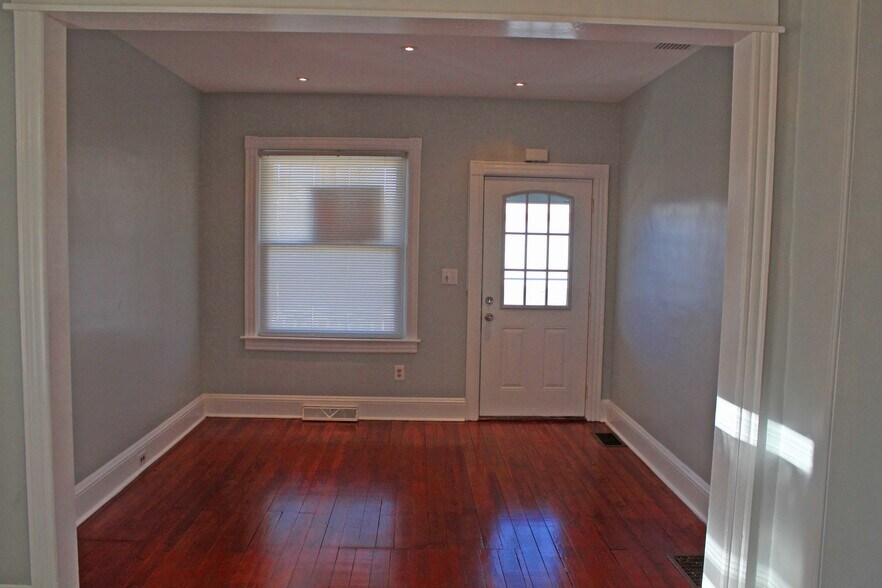 Building Photo - 325 Firth Street