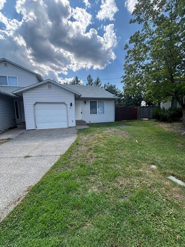 Building Photo - 211 N Lava