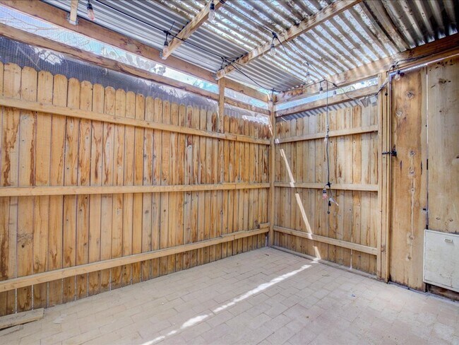 Building Photo - PRICE REDUCTION!!! ALL UTILITIES INCLUDED!