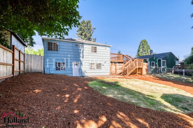 Building Photo - Charming 3-Bedroom Home in Highly Walkable Milwaukie Neighborhood!