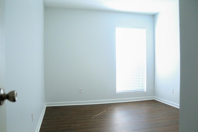 Building Photo - 515 Basswood Ave