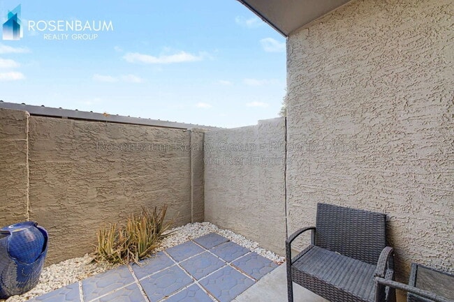 Building Photo - 533 W Guadalupe Rd