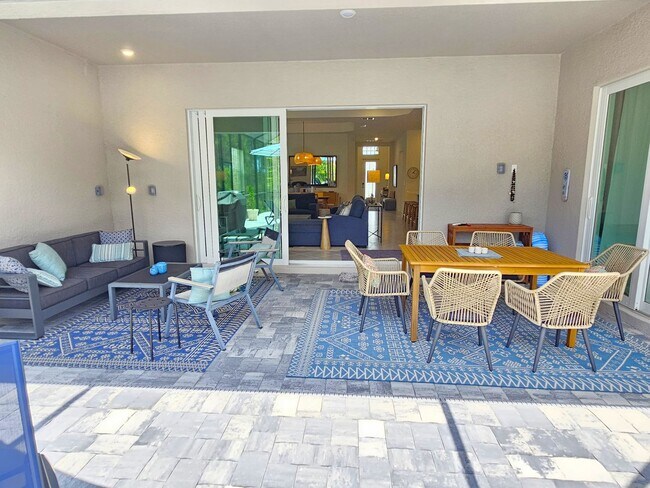 Building Photo - Seasonal Short-Tern 4 Bedroom 3 Bathroom Heated Pool Home in Wellen Golf & Country Club!