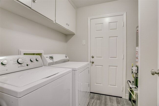 Building Photo - 5751 Creekbend Dr